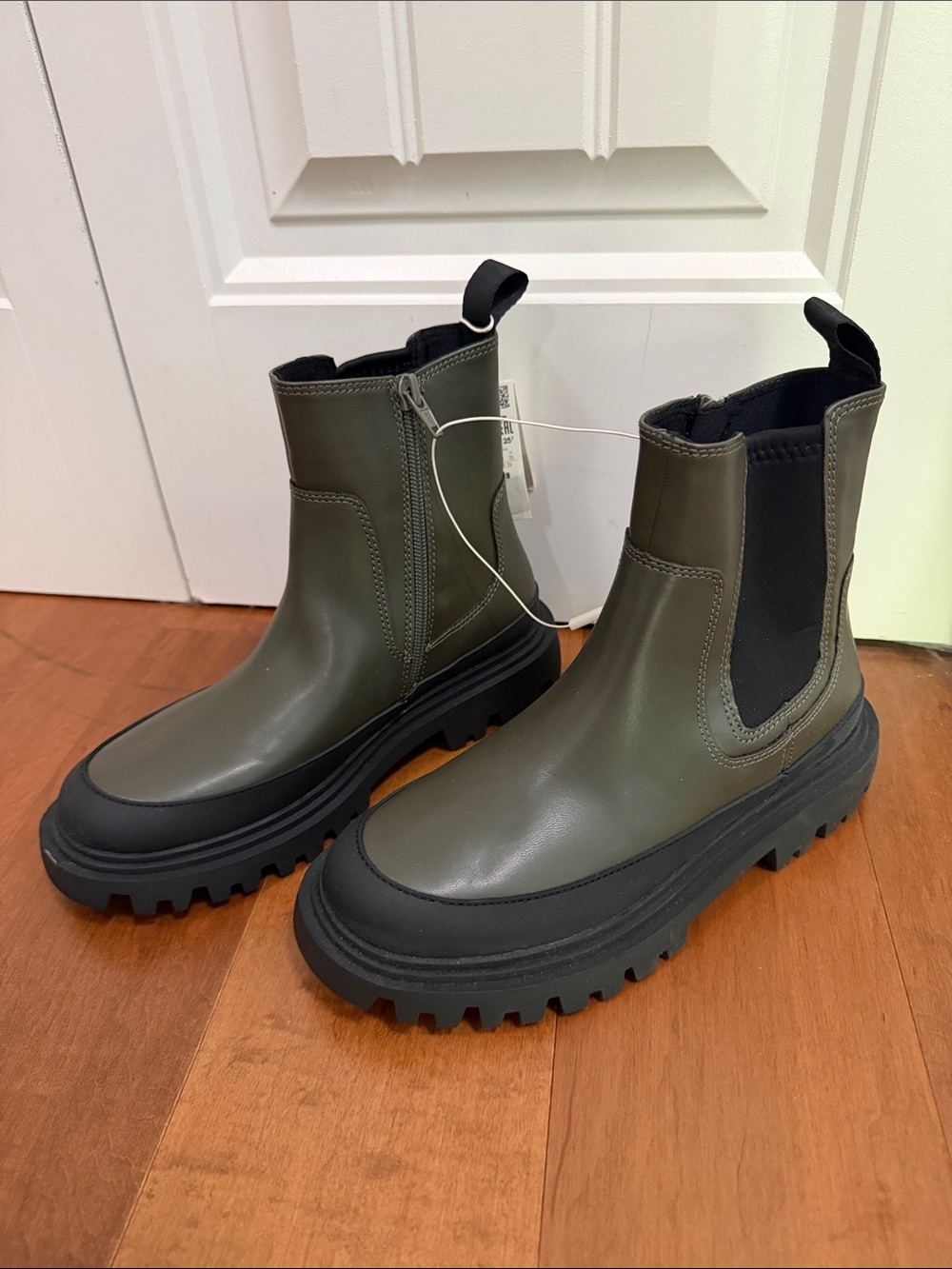 ZARA BRAND NEW Olive Green Chelsea Lug Boots size 36